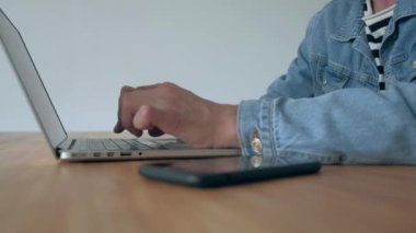 Ofis içinde belgili tanımlık laptop adam çalışıyor