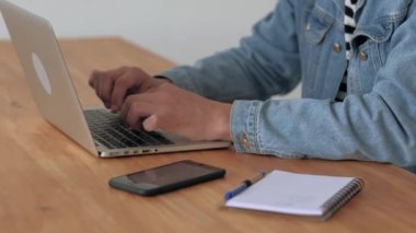 Ofis içinde belgili tanımlık laptop adam çalışıyor