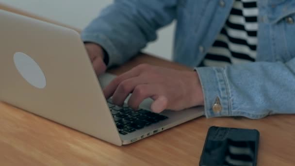 L'homme travaille à l'ordinateur portable au bureau — Video