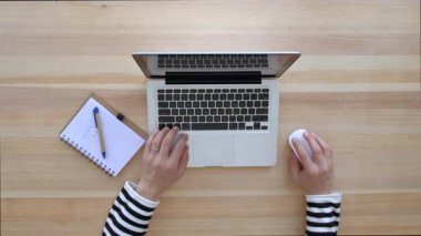 Adam dizüstü bilgisayarda yazarak. Üstten görünüm.