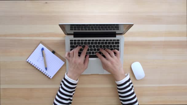 Man aan het typen is op de laptop. Bovenaanzicht. — Stockvideo