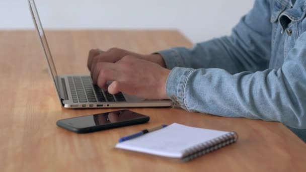 Homem trabalha no laptop no escritório — Vídeo de Stock