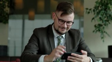 Seyir telefon gülümseyen iş adamı