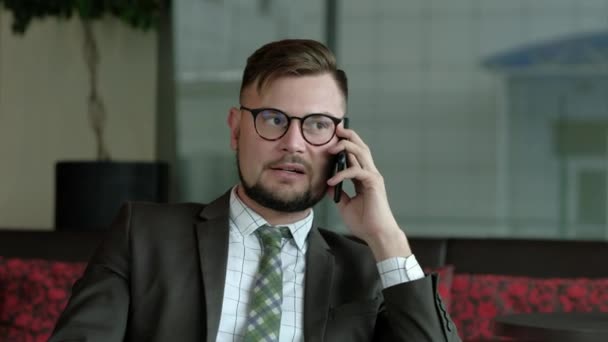 Hombre de negocios en la oficina hablando por teléfono. — Vídeo de stock