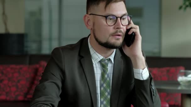 Affärsman på kontoret pratar i telefon. — Stockvideo