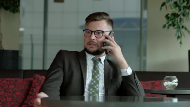 Hr-manager falando por telefone no escritório . — Vídeo de Stock