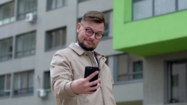 Yakışıklı adam komik selfie fotoğraf çekmek.