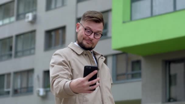 Bonito homem tirar fotos selfie engraçado . — Vídeo de Stock