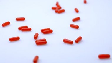 Grup tıbbi aynı kırmızı hap, beyaz arka plan ile düştü. Sağlık ve Tıp.