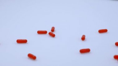 Grup tıbbi aynı kırmızı hap, beyaz arka plan ile düştü. Sağlık ve Tıp.