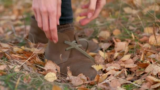 Женщина завязывает шнурки на кожаных туфлях — стоковое видео