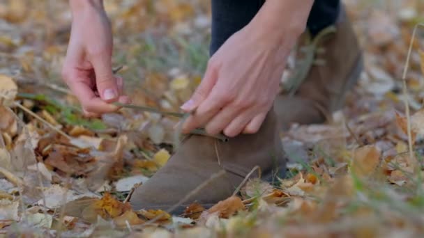 Frau bindet ihre Schnürsenkel an ihre Lederschuhe — Stockvideo