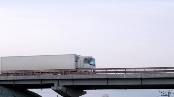 Camión contenedor en el puente de la carretera . — Vídeos de Stock