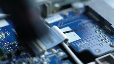 Asker laptop ile toz ve diğer iç temizler.