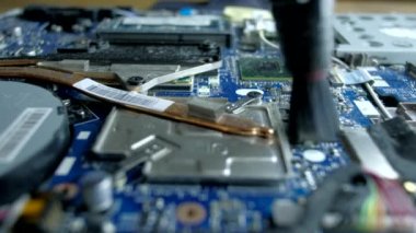 Asker laptop ile toz ve diğer iç temizler.