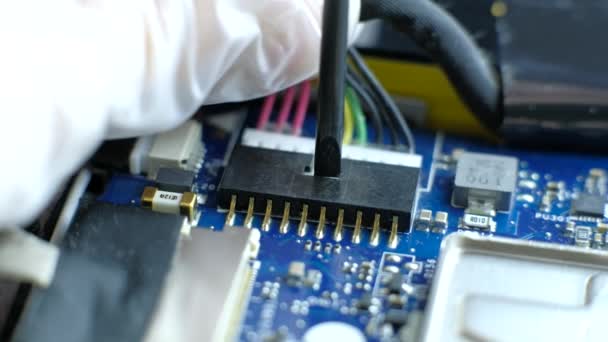 Man moederbord reparatie van elektronische apparaten Concept Pc.. — Stockvideo