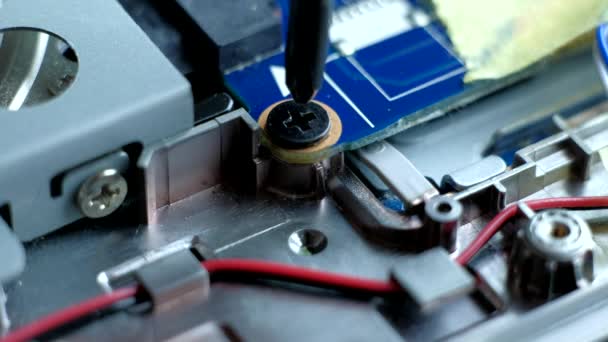 Man reparera moderkort från elektroniska apparater konceptet Pc.. — Stockvideo