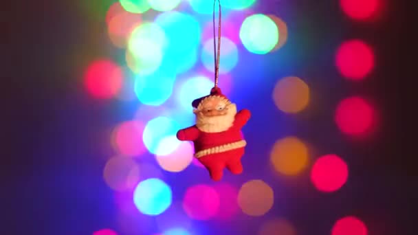 Nuevo Año Santa Claus Juguete Colgando Fondo Luces Navideñas Concepto — Vídeos de Stock