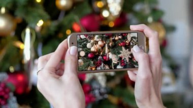 Smartphone Noel ağacına evde çekim Kadın.