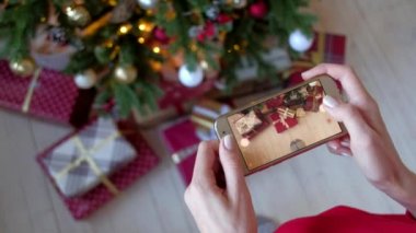 Smartphone Noel ağacına evde çekim Kadın.