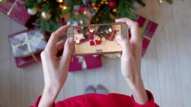 Smartphone Noel ağacına evde çekim Kadın.