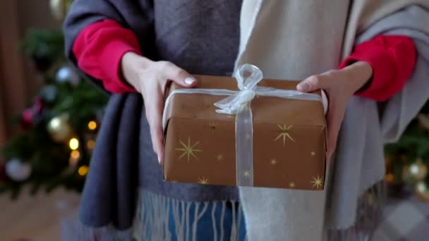 Женские руки дарят подарки. Новогодняя концепция. 2019 год . — стоковое видео