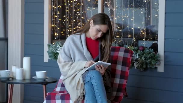 Cute Woman dans le café utilise une tablette. Bonne année. Concept de Noël . — Video