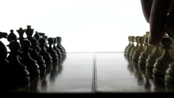 Juego de ajedrez, las figuras de silueta sobre un fondo blanco . — Vídeo de stock
