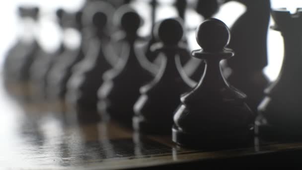 Hra v šachy, siluety postav na bílém pozadí. — Stock video