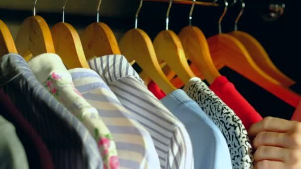 Vrouw kiest kleding in de kast — Stockvideo