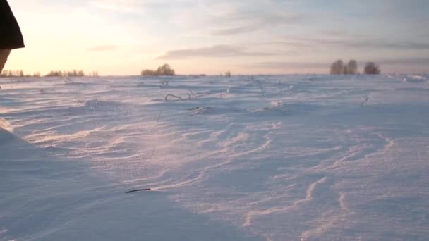 Piede che calcia nella neve. Rallentamento . — Video Stock