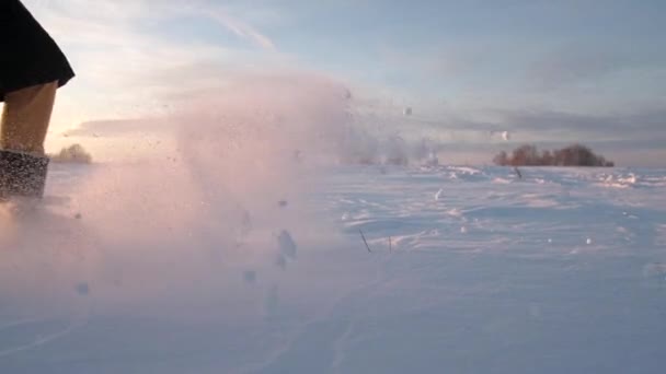 O pé a pontapear a neve. Movimento lento . — Vídeo de Stock