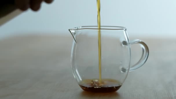 Barista vierte café recién hecho en una taza transparente . — Vídeos de Stock