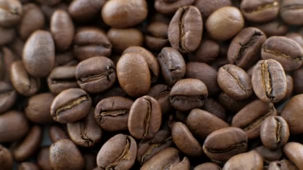 Draufsicht - Kaffeebohnen rotierend geröstet. — Stockvideo