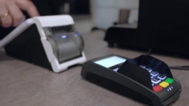 Bir terminal ile online bilet ofisi. Smartphone Nfc teknolojisi ile mobil ödeme.