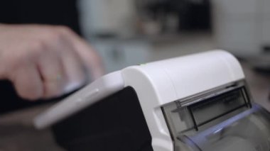İşlem akıllı terminalde. Bir terminal ile online bilet ofisi. Elektronik yazarkasa. kullanıma alma.