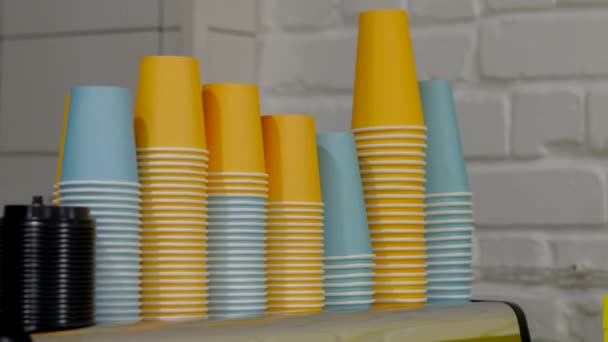 Pila di colore tazza di caffè usa e getta. Mans mano prende tazze di carta colorate . — Video Stock