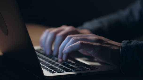 Руки человека, работающего ночью на ноутбуке . — стоковое видео
