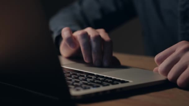 Mani di un uomo che lavora sul computer portatile di notte . — Video Stock