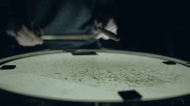 davulcu sopa bir Trampet üzerinde çalış