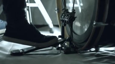 Davulcular ayak bas davul pedalı hareket kapatın. Bas davul pedalı içinde hareket. Bas davul tek başladı. 4k.
