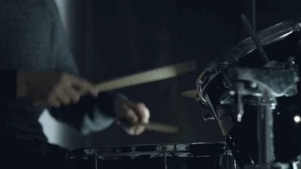 Jazz drummer spelen op drums aangezet concert geïsoleerd op zwarte achtergrond. — Stockvideo