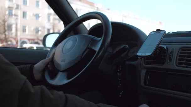 La mano del conductor controla el coche — Vídeo de stock