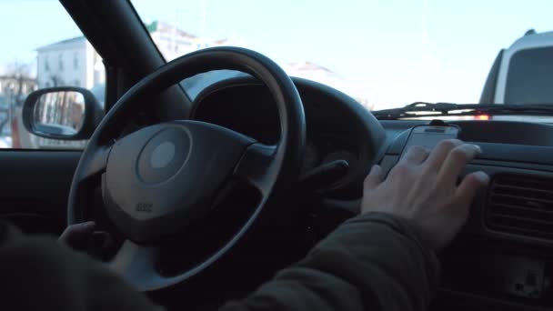 マンの手のコントロール、車。ドライバーは、gps ナビゲーターとしてスマート フォンを使用します。. — ストック動画