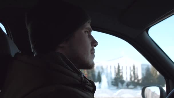 Il volto del conducente che non vede l'ora di guidare un'auto in città . — Video Stock