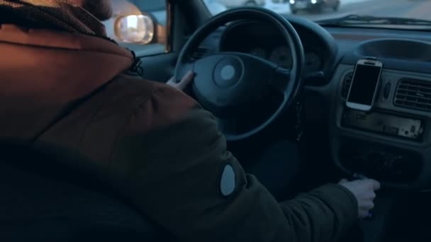 Homem dirigir o carro . — Vídeo de Stock
