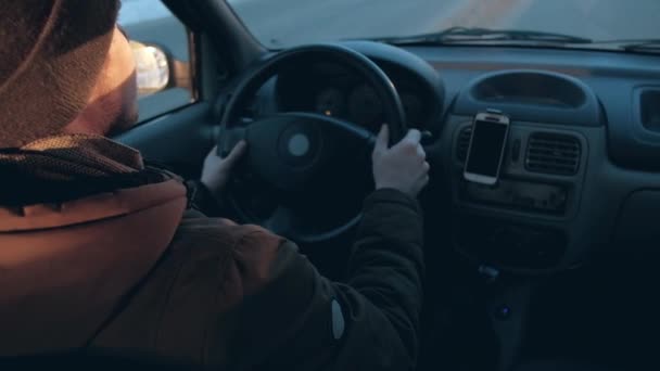 Hombre conducir el coche . — Vídeos de Stock