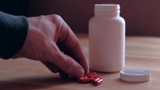 Крупным Планом Больной Принимает Антибиотики Концепция Медицины Медленно Наркозависимость — стоковое видео