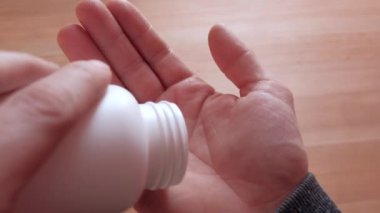 yakın çekim - antibiyotik hasta kişi alır. Tıp kavramı. Slowmotion. uyuşturucu bağımlılığı.