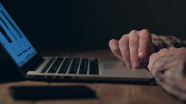 Online alışveriş. Giysi Internet üzerinde kişi seçer.